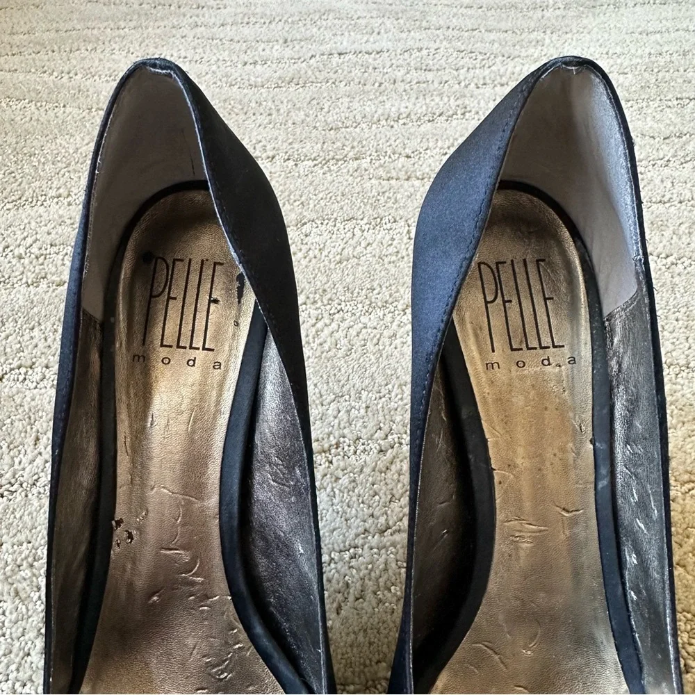 Pelle Moda Lynn Silk Peep Toe Pleated Crystal Platform Heel Pumps Black Size 8.5